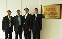 代表團參觀農業生物技術國家重點實驗室，與實驗室副主任林漢明教授（左二）會晤